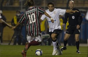 CORINTHIANS/SP X FLUMINENSE/RJ -  em um lance da partida realizada esta noite no estdio do Pacaembu, zona oeste da cidade, vlida pelo turno do Campeonato Brasileiro de 2009