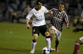 CORINTHIANS/SP X FLUMINENSE/RJ -  em um lance da partida realizada esta noite no estdio do Pacaembu, zona oeste da cidade, vlida pelo turno do Campeonato Brasileiro de 2009