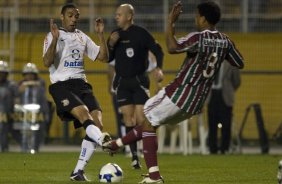 CORINTHIANS/SP X FLUMINENSE/RJ -  em um lance da partida realizada esta noite no estdio do Pacaembu, zona oeste da cidade, vlida pelo turno do Campeonato Brasileiro de 2009