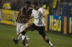 CORINTHIANS/SP X FLUMINENSE/RJ -  em um lance da partida realizada esta noite no estdio do Pacaembu, zona oeste da cidade, vlida pelo turno do Campeonato Brasileiro de 2009