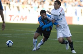 GREMIO/RS X CORINTHIANS/SP - Tulio e Ronaldo em um lance da partida realizada esta tarde no estádio Olímpico, em Porto Alegre, válida pelo turno do Campeonato Brasileiro de 2009