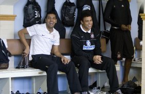 GREMIO/RS X CORINTHIANS/SP - Andr Santois; Ronaldo e Felipe nos vestirios antes da partida realizada esta tarde no estdio Olmpico, em Porto Alegre, vlida pelo turno do Campeonato Brasileiro de 2009