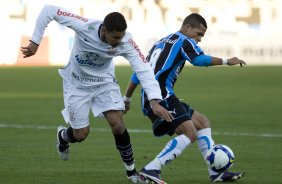 GREMIO/RS X CORINTHIANS/SP - André Santos e Souza em um lance da partida realizada esta tarde no estádio Olímpico, em Porto Alegre, válida pelo turno do Campeonato Brasileiro de 2009