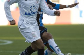 GREMIO/RS X CORINTHIANS/SP - André Santos e Souza em um lance da partida realizada esta tarde no estádio Olímpico, em Porto Alegre, válida pelo turno do Campeonato Brasileiro de 2009