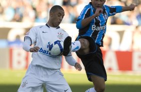 GREMIO/RS X CORINTHIANS/SP - Cristian e Alex Mineiro em um lance da partida realizada esta tarde no estádio Olímpico, em Porto Alegre, válida pelo turno do Campeonato Brasileiro de 2009