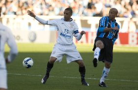 GREMIO/RS X CORINTHIANS/SP - Cristian e Alex Mineiro em um lance da partida realizada esta tarde no estádio Olímpico, em Porto Alegre, válida pelo turno do Campeonato Brasileiro de 2009