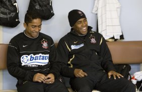 GREMIO/RS X CORINTHIANS/SP - Jorge Henrique e Elias nos vestirios antes da partida realizada esta tarde no estdio Olmpico, em Porto Alegre, vlida pelo turno do Campeonato Brasileiro de 2009