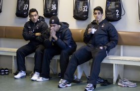 GREMIO/RS X CORINTHIANS/SP - Marcelinho; Dentinho e Henrique nos vestirios antes da partida realizada esta tarde no estdio Olmpico, em Porto Alegre, vlida pelo turno do Campeonato Brasileiro de 2009