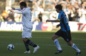 GREMIO/RS X CORINTHIANS/SP - Ronaldo e Tcheco em um lance da partida realizada esta tarde no estdio Olmpico, em Porto Alegre, vlida pelo turno do Campeonato Brasileiro de 2009