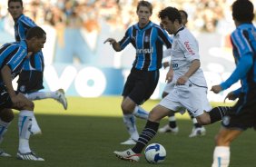 GREMIO/RS X CORINTHIANS/SP - Thiego e Douglas em um lance da partida realizada esta tarde no estdio Olmpico, em Porto Alegre, vlida pelo turno do Campeonato Brasileiro de 2009