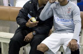 GREMIO/RS X CORINTHIANS/SP -O auxiliar Sidnei Lobo da orientacoes para Jorge Henrique nos vestirios antes da partida realizada esta tarde no estdio Olmpico, em Porto Alegre, vlida pelo turno do Campeonato Brasileiro de 2009