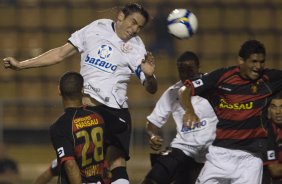 CORINTHIANS/SP X SPORT/RECIFE -  Chico e Durval(d) em um lance da partida realizada esta noite no estdio do Pacaembu, zona oeste da cidade, vlida pelo turno do Campeonato Brasileiro de 2009