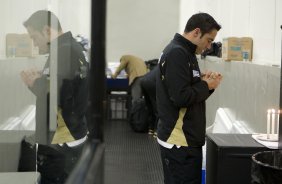 CORINTHIANS/SP X SPORT/RECIFE - Chicão rezando nos vestiários antes da partida realizada esta noite no estádio do Pacaembu, zona oeste da cidade, válida pelo turno do Campeonato Brasileiro de 2009