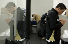 CORINTHIANS/SP X SPORT/RECIFE - Chicão rezando nos vestiários antes da partida realizada esta noite no estádio do Pacaembu, zona oeste da cidade, válida pelo turno do Campeonato Brasileiro de 2009