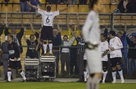 CORINTHIANS/SP X SPORT/RECIFE - Cristian comemora se gol o terceiro do Corinthians em um lance da partida realizada esta noite no estádio do Pacaembu, zona oeste da cidade, válida pelo turno do Campeonato Brasileiro de 2009