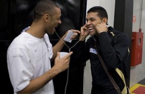 CORINTHIANS/SP X SPORT/RECIFE - Cristian e Andr Santos nos vestirios antes da partida realizada esta noite no estdio do Pacaembu, zona oeste da cidade, vlida pelo turno do Campeonato Brasileiro de 2009