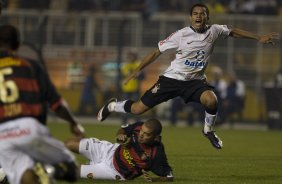 CORINTHIANS/SP X SPORT/RECIFE - Dentinho derrubado por Sandro Goiano em um lance da partida realizada esta noite no estdio do Pacaembu, zona oeste da cidade, vlida pelo turno do Campeonato Brasileiro de 2009