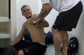 CORINTHIANS/SP X SPORT/RECIFE - Douglas brinca com Morais nos vestiários antes da partida realizada esta noite no estádio do Pacaembu, zona oeste da cidade, válida pelo turno do Campeonato Brasileiro de 2009