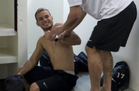 CORINTHIANS/SP X SPORT/RECIFE - Douglas brinca com Morais nos vestirios antes da partida realizada esta noite no estdio do Pacaembu, zona oeste da cidade, vlida pelo turno do Campeonato Brasileiro de 2009