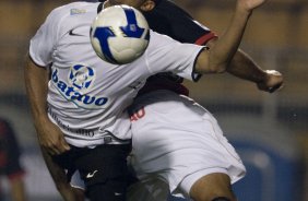 CORINTHIANS/SP X SPORT/RECIFE - Jorge Henrique empurrado por Dutra em um lance da partida realizada esta noite no estádio do Pacaembu, zona oeste da cidade, válida pelo turno do Campeonato Brasileiro de 2009
