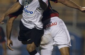 CORINTHIANS/SP X SPORT/RECIFE - Jorge Henrique empurrado por Igor, atras, em um lance da partida realizada esta noite no estádio do Pacaembu, zona oeste da cidade, válida pelo turno do Campeonato Brasileiro de 2009