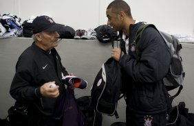 CORINTHIANS/SP X SPORT/RECIFE - Miranda, roupeiro, e Cristian nos vestiários antes da partida realizada esta noite no estádio do Pacaembu, zona oeste da cidade, válida pelo turno do Campeonato Brasileiro de 2009