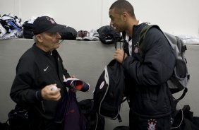 CORINTHIANS/SP X SPORT/RECIFE - Miranda, roupeiro, e Cristian nos vestirios antes da partida realizada esta noite no estdio do Pacaembu, zona oeste da cidade, vlida pelo turno do Campeonato Brasileiro de 2009