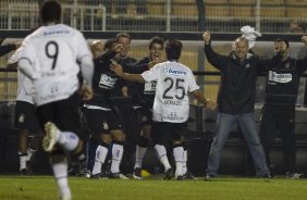 CORINTHIANS/SP X SPORT/RECIFE - Moradei comemora com o banco de reservas o seu gol, o quarto do Corinthians em um lance da partida realizada esta noite no estdio do Pacaembu, zona oeste da cidade, vlida pelo turno do Campeonato Brasileiro de 2009