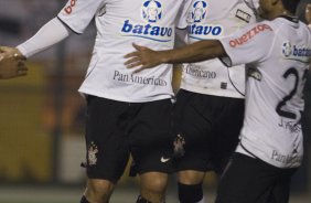 CORINTHIANS/SP X SPORT/RECIFE - Ronaldo comemora com Dentinho seu segundo gol, o segundo do Corinthians em um lance da partida realizada esta noite no estdio do Pacaembu, zona oeste da cidade, vlida pelo turno do Campeonato Brasileiro de 2009