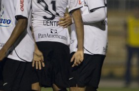 CORINTHIANS/SP X SPORT/RECIFE - Ronaldo comemora com Dentinho seu segundo gol o segundo do Corinthians em um lance da partida realizada esta noite no estdio do Pacaembu, zona oeste da cidade, vlida pelo turno do Campeonato Brasileiro de 2009