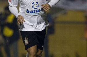 CORINTHIANS/SP X SPORT/RECIFE - Ronaldo comemora seu segundo gol o segundo do Corinthians em um lance da partida realizada esta noite no estádio do Pacaembu, zona oeste da cidade, válida pelo turno do Campeonato Brasileiro de 2009