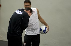 CORINTHIANS/SP X SPORT/RECIFE - Ronaldo da petelecos em Antônio Carlos Bona, preparador físico nos vestiários antes da partida realizada esta noite no estádio do Pacaembu, zona oeste da cidade, válida pelo turno do Campeonato Brasileiro de 2009