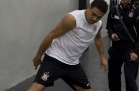 CORINTHIANS/SP X SPORT/RECIFE - Ronaldo e Andr Santos nos vestirios antes da partida realizada esta noite no estdio do Pacaembu, zona oeste da cidade, vlida pelo turno do Campeonato Brasileiro de 2009