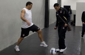 CORINTHIANS/SP X SPORT/RECIFE - Ronaldo e André Santos nos vestiários antes da partida realizada esta noite no estádio do Pacaembu, zona oeste da cidade, válida pelo turno do Campeonato Brasileiro de 2009