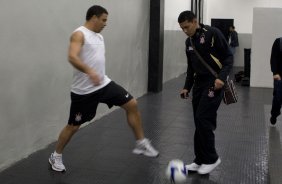 CORINTHIANS/SP X SPORT/RECIFE - Ronaldo e Andr Santos nos vestirios antes da partida realizada esta noite no estdio do Pacaembu, zona oeste da cidade, vlida pelo turno do Campeonato Brasileiro de 2009