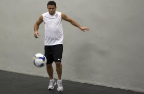 CORINTHIANS/SP X SPORT/RECIFE - Ronaldo nos vestiários antes da partida realizada esta noite no estádio do Pacaembu, zona oeste da cidade, válida pelo turno do Campeonato Brasileiro de 2009