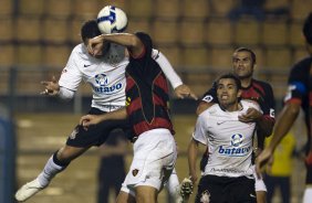 CORINTHIANS/SP X SPORT/RECIFE - Ronaldo sobe com Igor e faz o seu segundo gol o segundo do Corinthians em um lance da partida realizada esta noite no estdio do Pacaembu, zona oeste da cidade, vlida pelo turno do Campeonato Brasileiro de 2009