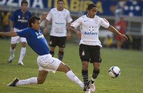 CRUZEIRO/MG X CORINTHIANS/SP - Henrique e Jorge Henrique em um lance da partida realizada esta tarde no estádio Magalhaes Pinto, o Mineirão, válida pelo turno do Campeonato Brasileiro de 2009