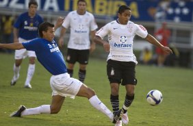 CRUZEIRO/MG X CORINTHIANS/SP -  Henrique e Jorge Henrique em um lance da partida realizada esta tarde no estdio Magalhaes Pinto, o Mineiro, vlida pelo turno do Campeonato Brasileiro de 2009