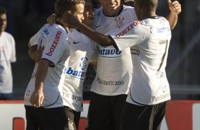 CRUZEIRO/MG X CORINTHIANS/SP - Jogadores comemora gol do Corinthians em um lance da partida realizada esta tarde no estádio Magalhaes Pinto, o Mineirão, válida pelo turno do Campeonato Brasileiro de 2009