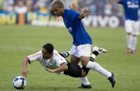 CRUZEIRO/MG X CORINTHIANS/SP - Jonathan empurra Jorge Henrique em um lance da partida realizada esta tarde no estdio Magalhaes Pinto, o Mineiro, vlida pelo turno do Campeonato Brasileiro de 2009