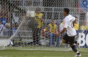 CRUZEIRO/MG X CORINTHIANS/SP - Jorge Henrique faz o gol do Corinthians em um lance da partida realizada esta tarde no estádio Magalhaes Pinto, o Mineirão, válida pelo turno do Campeonato Brasileiro de 2009