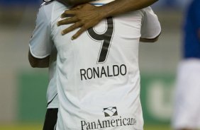 CRUZEIRO/MG X CORINTHIANS/SP - Jucilei abraca Ronaldo que fez um gol com seu passe em um lance da partida realizada esta tarde no estdio Magalhaes Pinto, o Mineiro, vlida pelo turno do Campeonato Brasileiro de 2009