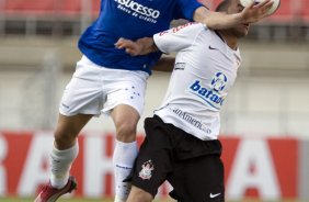 CRUZEIRO/MG X CORINTHIANS/SP - Kleber e Cristian em um lance da partida realizada esta tarde no estádio Magalhaes Pinto, o Mineirão, válida pelo turno do Campeonato Brasileiro de 2009