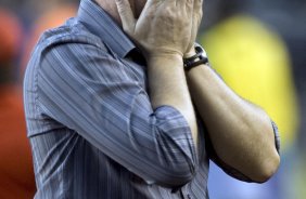 CRUZEIRO/MG X CORINTHIANS/SP - Mano Menezes em um lance da partida realizada esta tarde no estádio Magalhaes Pinto, o Mineirão, válida pelo turno do Campeonato Brasileiro de 2009