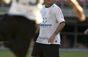 CRUZEIRO/MG X CORINTHIANS/SP - Ronaldo, com (23) Jorge Henrique, de costas, que fez o gol do Corinthians  em um lance da partida realizada esta tarde no estdio Magalhaes Pinto, o Mineiro, vlida pelo turno do Campeonato Brasileiro de 2009