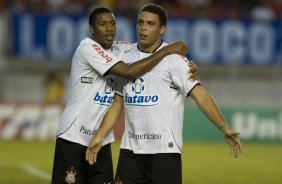 CRUZEIRO/MG X CORINTHIANS/SP - Ronaldo comemora seu gol com Jucilei que deu o passe em um lance da partida realizada esta tarde no estádio Magalhaes Pinto, o Mineirão, válida pelo turno do Campeonato Brasileiro de 2009