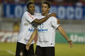 CRUZEIRO/MG X CORINTHIANS/SP - Ronaldo comemora seu gol com Jucilei que deu o passe em um lance da partida realizada esta tarde no estdio Magalhaes Pinto, o Mineiro, vlida pelo turno do Campeonato Brasileiro de 2009