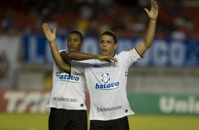 CRUZEIRO/MG X CORINTHIANS/SP - Ronaldo comemora seu gol com Jucilei que deu o passe em um lance da partida realizada esta tarde no estdio Magalhaes Pinto, o Mineiro, vlida pelo turno do Campeonato Brasileiro de 2009