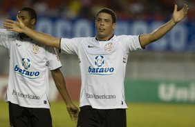 CRUZEIRO/MG X CORINTHIANS/SP - Ronaldo comemora seu gol com Jucilei que deu o passe em um lance da partida realizada esta tarde no estdio Magalhaes Pinto, o Mineiro, vlida pelo turno do Campeonato Brasileiro de 2009